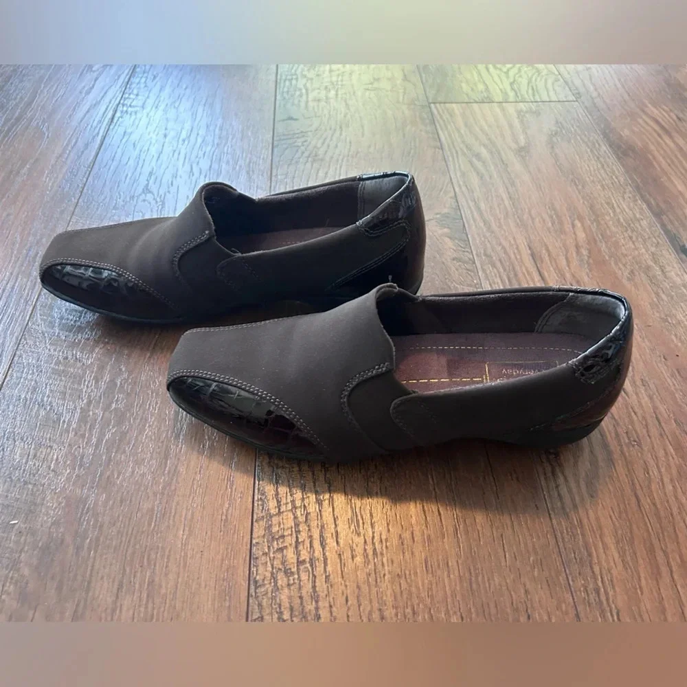 Clarks Artisan Women Brown Leather & Suede Med Heel ‎ Slip On Loafer size 7